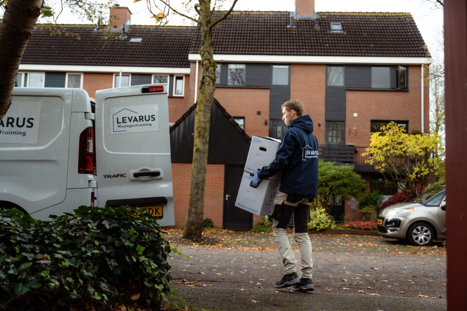Man tilt verhuisdozen in een busje van Levarus Zwolle