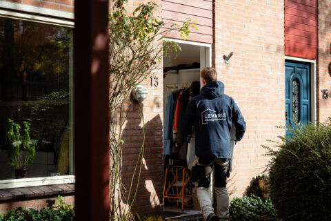 Man tilt twee verhuisdozen