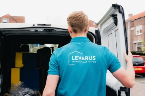 Shirt Met Levarus Logo Bij De Achterdeur Van Een Bus